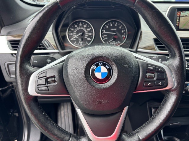 BMW X1 Vehicle Full-screen Gallery Image 13