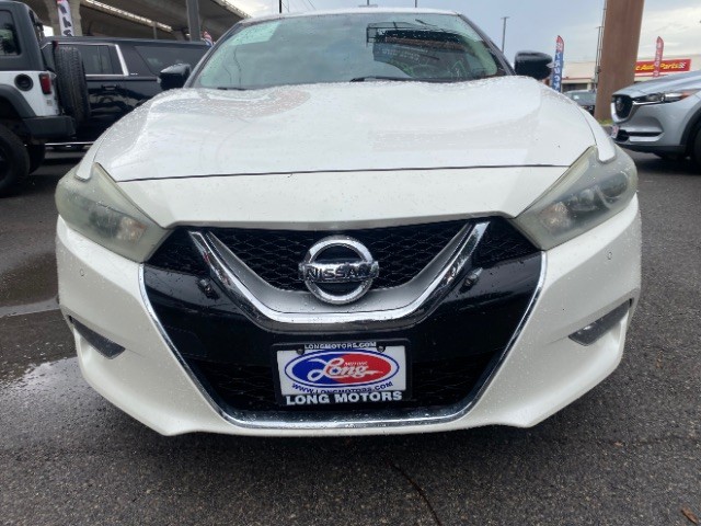Nissan Maxima Vehicle Full-screen Gallery Image 02