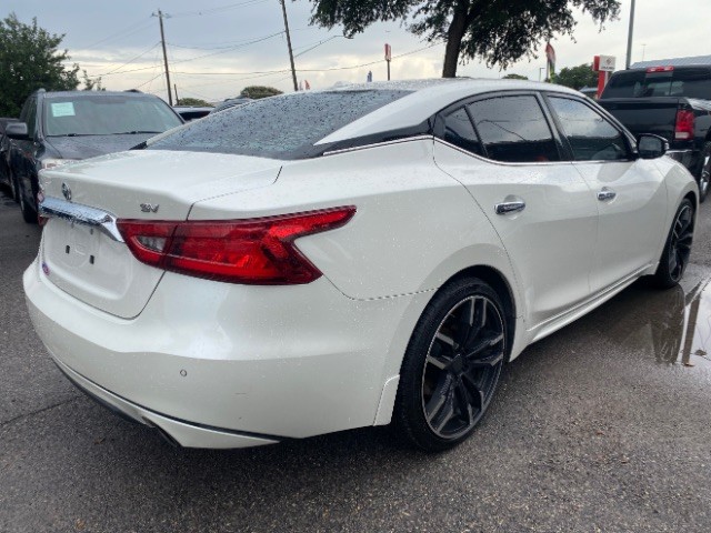 Nissan Maxima Vehicle Full-screen Gallery Image 04