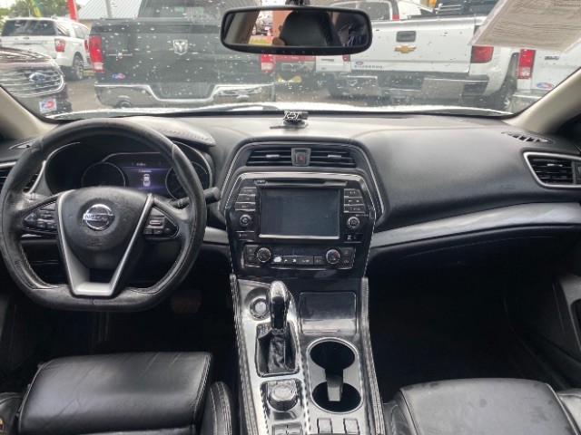 Nissan Maxima Vehicle Full-screen Gallery Image 06