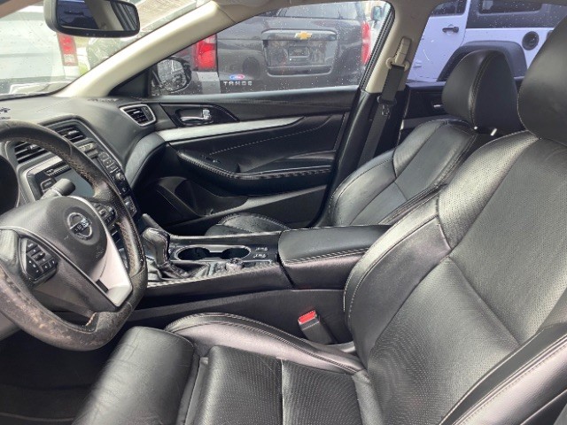 Nissan Maxima Vehicle Full-screen Gallery Image 08