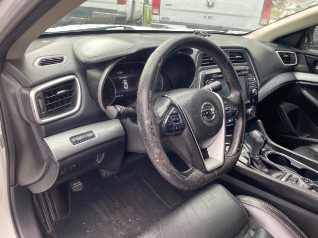 Nissan Maxima Vehicle Full-screen Gallery Image 09