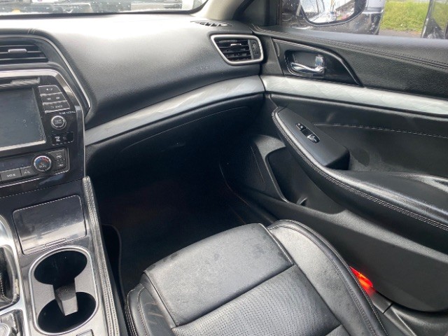 Nissan Maxima Vehicle Full-screen Gallery Image 10