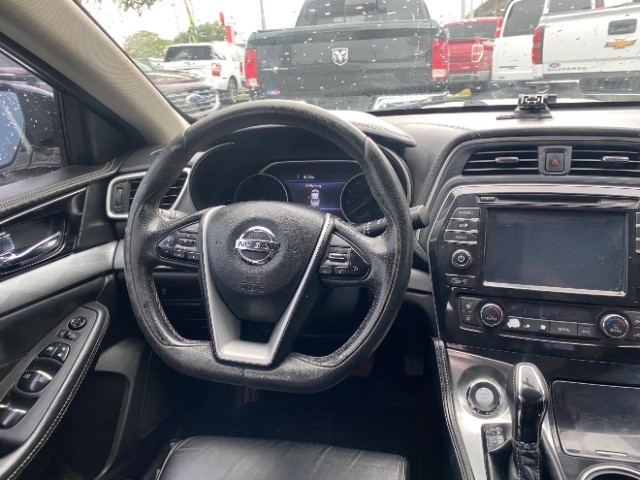 Nissan Maxima Vehicle Full-screen Gallery Image 11