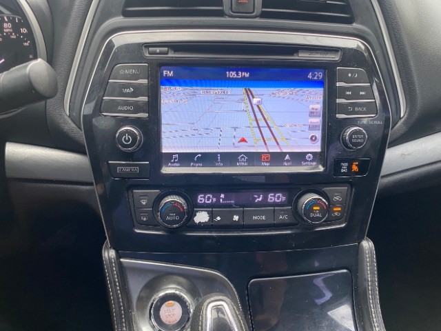 Nissan Maxima Vehicle Full-screen Gallery Image 12