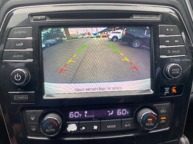 Nissan Maxima Vehicle Full-screen Gallery Image 13