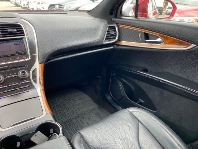 Lincoln MKX Vehicle Full-screen Gallery Image 10