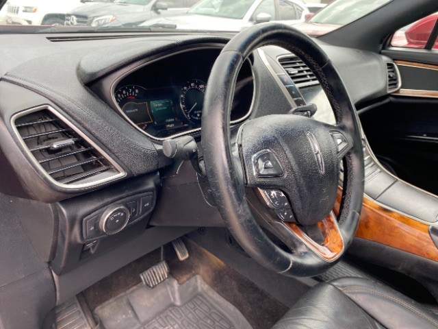 Lincoln MKX Vehicle Full-screen Gallery Image 12