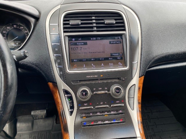 Lincoln MKX Vehicle Full-screen Gallery Image 13