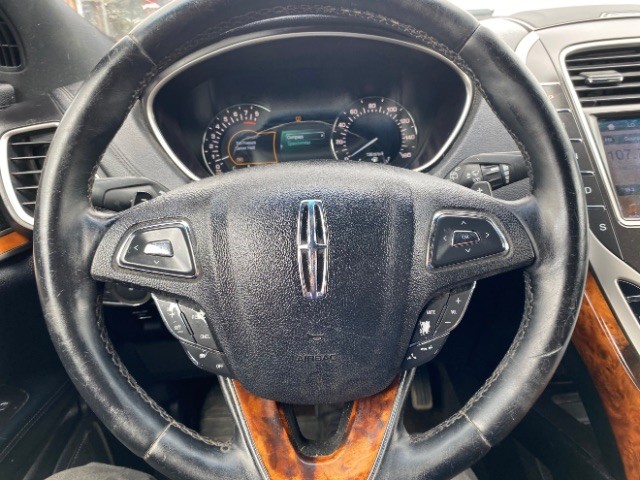 Lincoln MKX Vehicle Full-screen Gallery Image 15