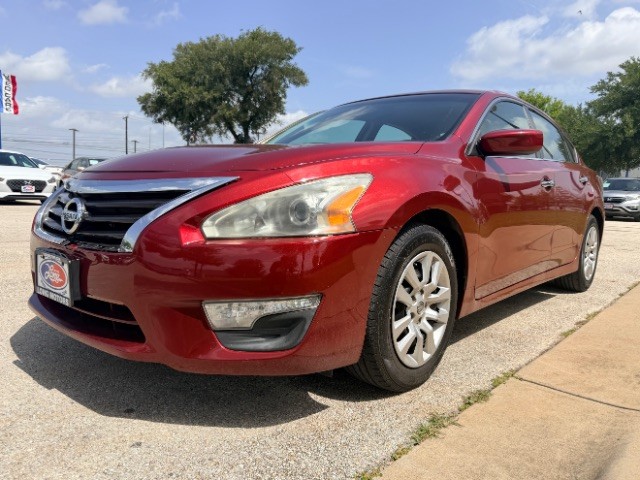Nissan Altima Vehicle Full-screen Gallery Image 02