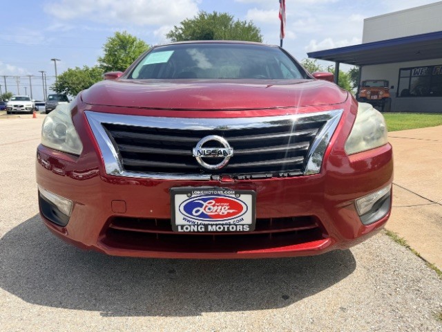 Nissan Altima Vehicle Full-screen Gallery Image 03