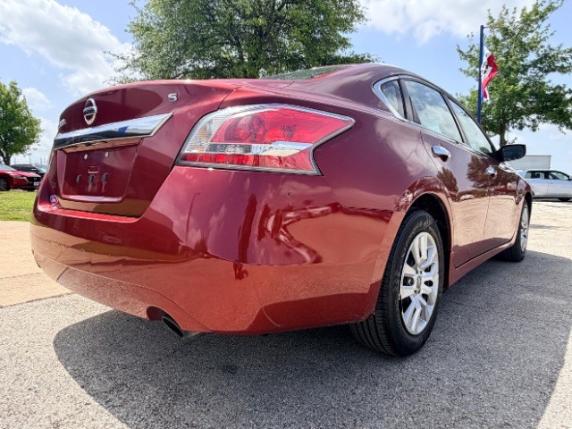 Nissan Altima Vehicle Full-screen Gallery Image 04