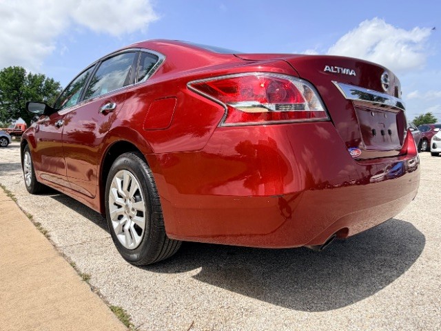 Nissan Altima Vehicle Full-screen Gallery Image 05