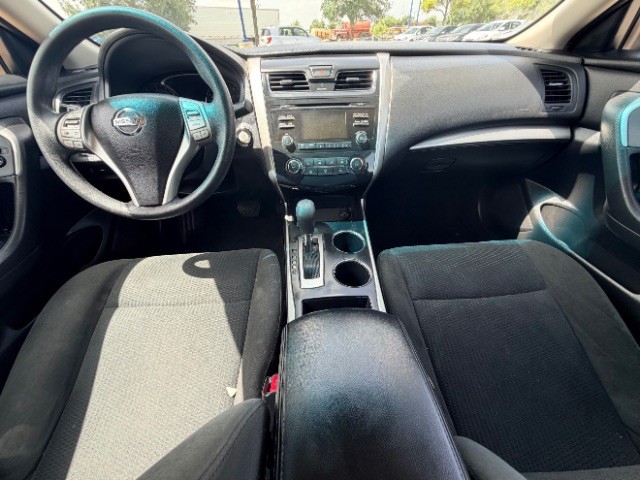 Nissan Altima Vehicle Full-screen Gallery Image 06