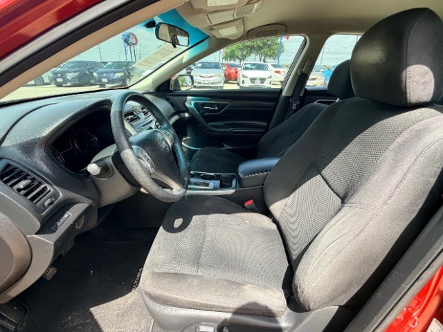 Nissan Altima Vehicle Full-screen Gallery Image 07