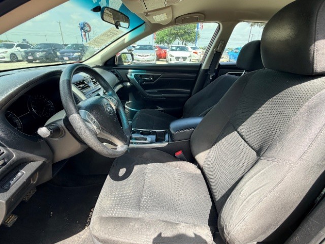 Nissan Altima Vehicle Full-screen Gallery Image 08