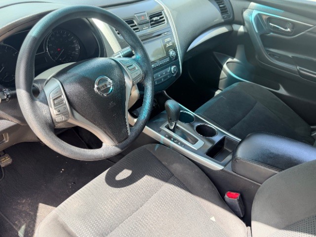 Nissan Altima Vehicle Full-screen Gallery Image 09