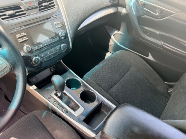 Nissan Altima Vehicle Full-screen Gallery Image 10