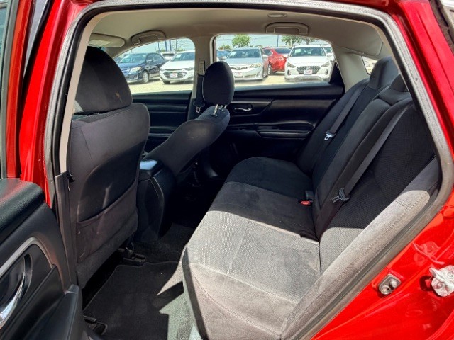 Nissan Altima Vehicle Full-screen Gallery Image 11