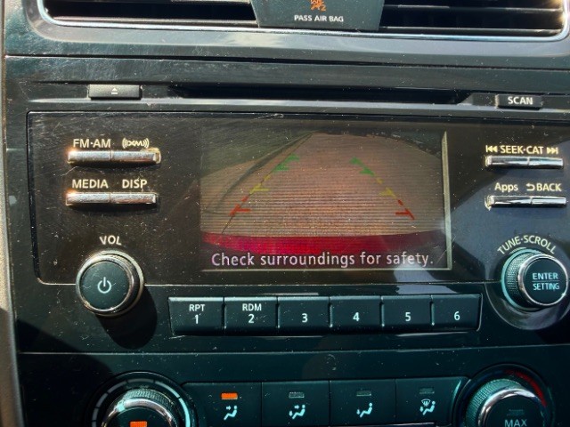 Nissan Altima Vehicle Full-screen Gallery Image 12