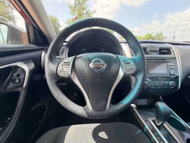 Nissan Altima Vehicle Full-screen Gallery Image 13