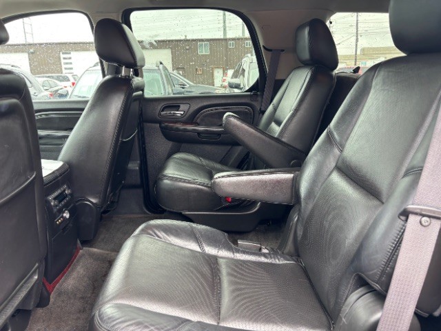 Cadillac Escalade Vehicle Full-screen Gallery Image 06