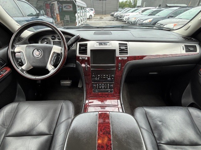 Cadillac Escalade Vehicle Full-screen Gallery Image 07