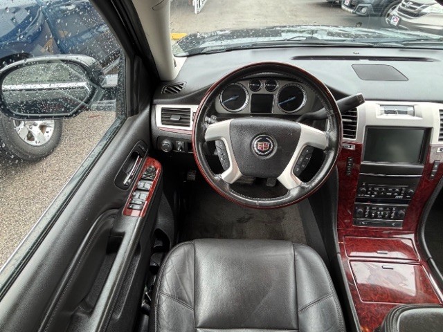 Cadillac Escalade Vehicle Full-screen Gallery Image 08