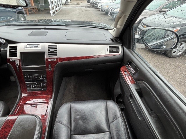 Cadillac Escalade Vehicle Full-screen Gallery Image 09