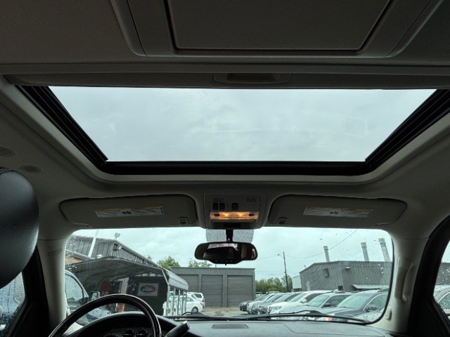 Cadillac Escalade Vehicle Full-screen Gallery Image 10