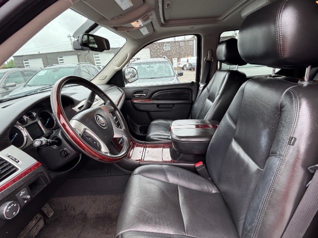 Cadillac Escalade Vehicle Full-screen Gallery Image 11