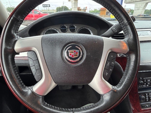Cadillac Escalade Vehicle Full-screen Gallery Image 12