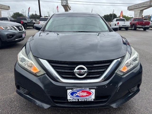 Nissan Altima Vehicle Full-screen Gallery Image 02