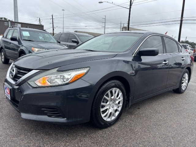 Nissan Altima Vehicle Full-screen Gallery Image 03
