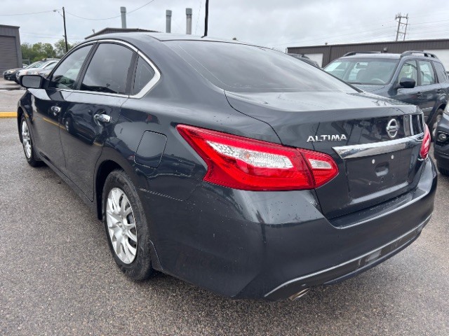 Nissan Altima Vehicle Full-screen Gallery Image 04