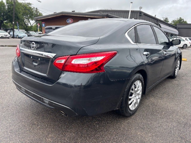 Nissan Altima Vehicle Full-screen Gallery Image 05