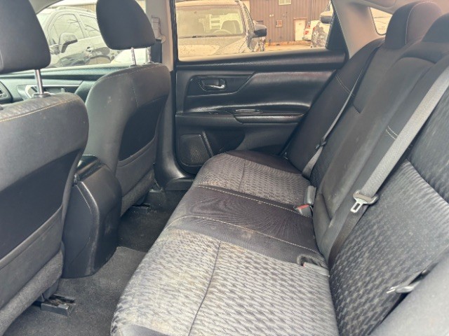 Nissan Altima Vehicle Full-screen Gallery Image 06