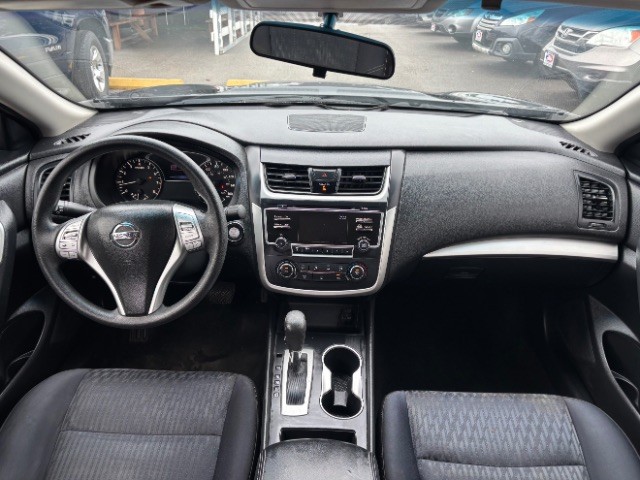 Nissan Altima Vehicle Full-screen Gallery Image 07