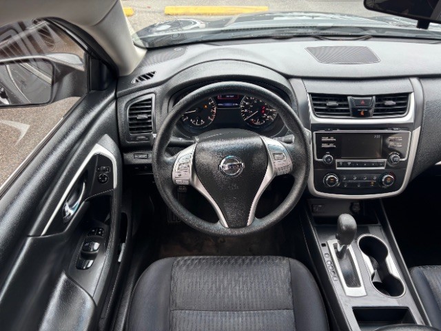 Nissan Altima Vehicle Full-screen Gallery Image 08