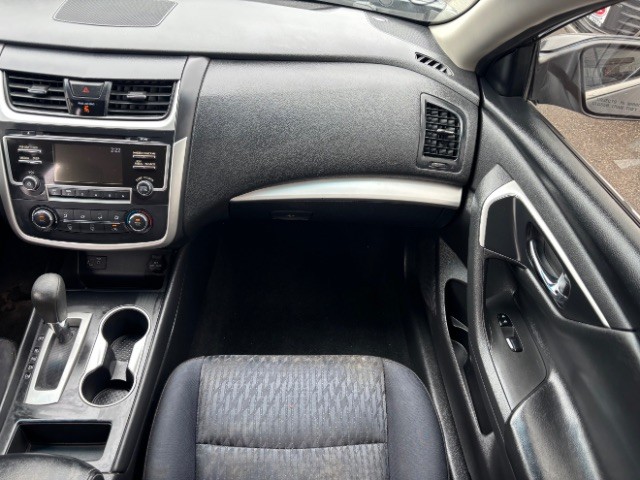 Nissan Altima Vehicle Full-screen Gallery Image 09