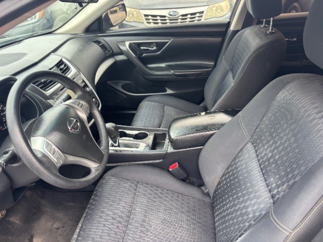 Nissan Altima Vehicle Full-screen Gallery Image 10