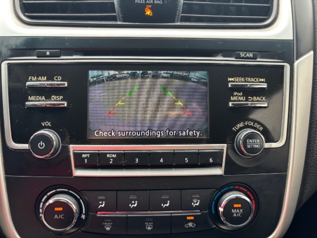 Nissan Altima Vehicle Full-screen Gallery Image 11