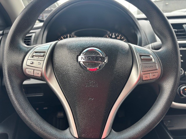 Nissan Altima Vehicle Full-screen Gallery Image 12