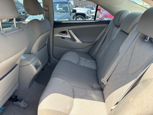 Toyota Camry Vehicle Full-screen Gallery Image 06