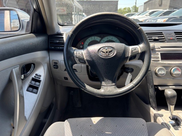 Toyota Camry Vehicle Full-screen Gallery Image 08