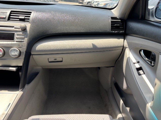 Toyota Camry Vehicle Full-screen Gallery Image 09