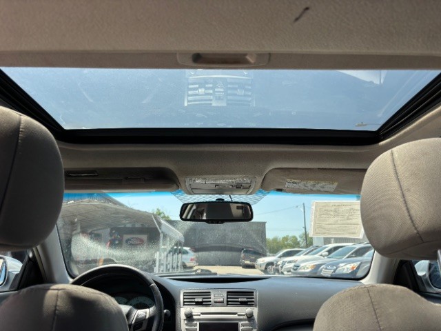 Toyota Camry Vehicle Full-screen Gallery Image 10