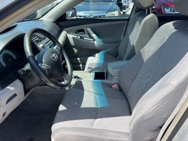 Toyota Camry Vehicle Full-screen Gallery Image 11