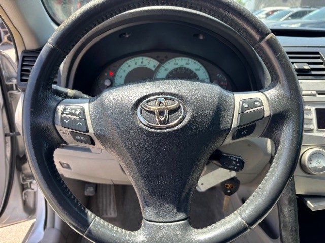 Toyota Camry Vehicle Full-screen Gallery Image 12